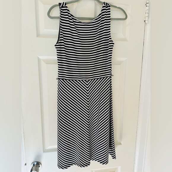 Jones New York Dresses & Skirts - Jones New York Women's Black/White Sleeveless Striped Dress Size Petite Small